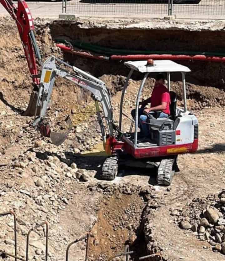 Mini Excavadora TAKEUCHI TB016 Canopy, Año fabricación 2008, Horas: 5.000 H Aprox, equipada con cazo de 40, Cazo de 60, Enganche mecánico, Instalacion hidráulicas para martillo .