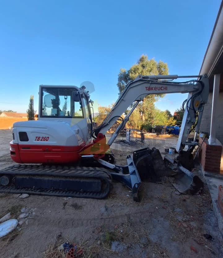 Miniexcavadora TAKEUCHI TB260 , Año fabricación 2016, Horas: 3367 H, equipada con tres cazos , Enganche Hidráulico, tres instalaciones hidráulicas