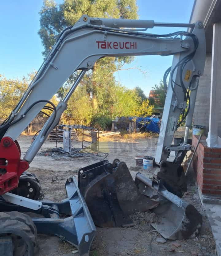 Miniexcavadora TAKEUCHI TB260 , Año fabricación 2016, Horas: 3367 H, equipada con tres cazos , Enganche Hidráulico, tres instalaciones hidráulicas