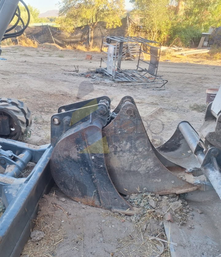 Miniexcavadora TAKEUCHI TB260 , Año fabricación 2016, Horas: 3367 H, equipada con tres cazos , Enganche Hidráulico, tres instalaciones hidráulicas