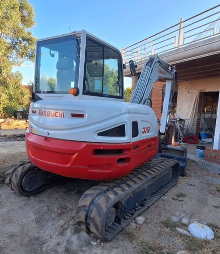 Miniexcavadora TAKEUCHI TB260 , Año fabricación 2016, Horas: 3367 H, equipada con tres cazos , Enganche Hidráulico, tres instalaciones hidráulicas