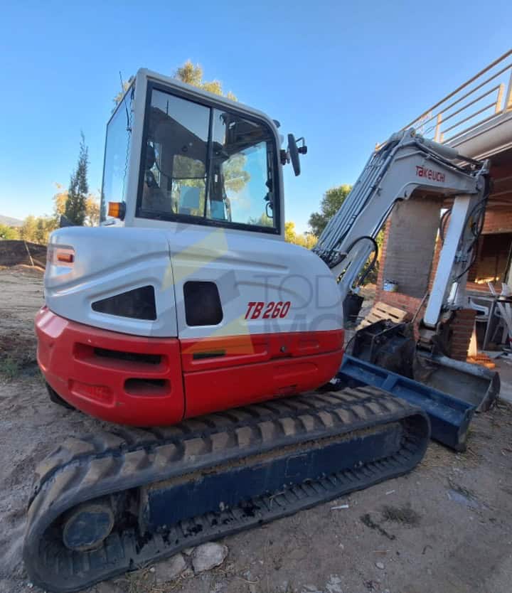 Miniexcavadora TAKEUCHI TB260 , Año fabricación 2016, Horas: 3367 H, equipada con tres cazos , Enganche Hidráulico, tres instalaciones hidráulicas