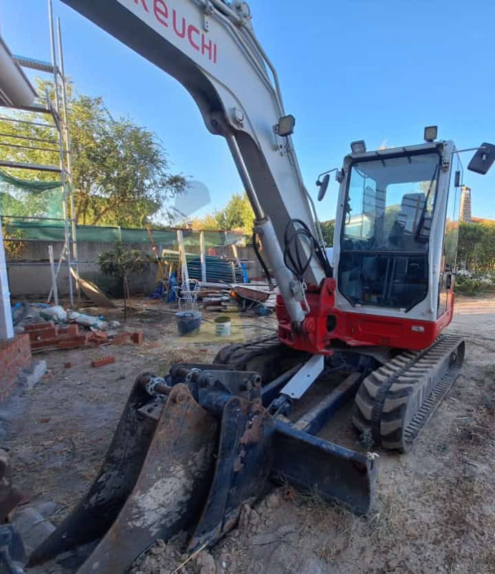Miniexcavadora TAKEUCHI TB260 , Año fabricación 2016, Horas: 3367 H, equipada con tres cazos , Enganche Hidráulico, tres instalaciones hidráulicas
