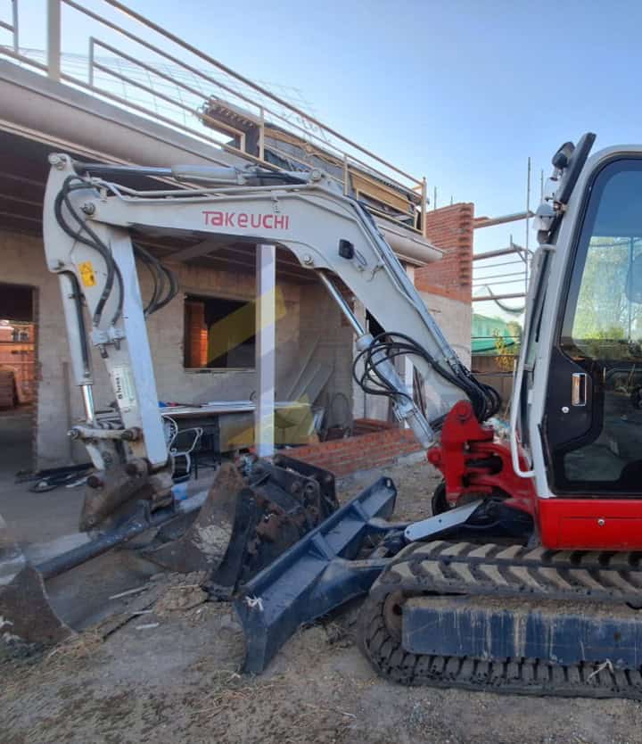 Miniexcavadora TAKEUCHI TB260 , Año fabricación 2016, Horas: 3367 H, equipada con tres cazos , Enganche Hidráulico, tres instalaciones hidráulicas
