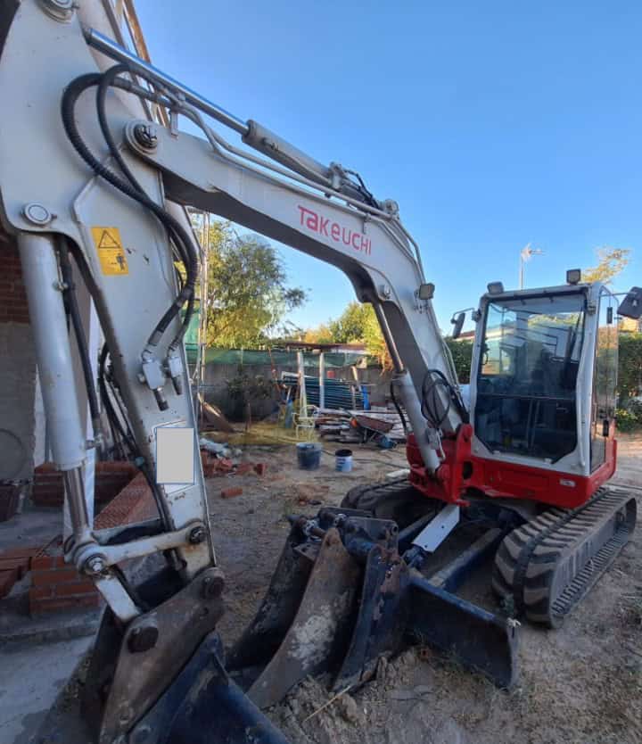 Miniexcavadora TAKEUCHI TB260 , Año fabricación 2016, Horas: 3367 H, equipada con tres cazos , Enganche Hidráulico, tres instalaciones hidráulicas