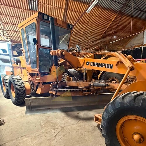 Motoniveladora CHAMPION 720A, con 7555 Horas. Sin matrícula. Con Transmisión: Powershift de acoplamiento directo secuencial