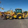 Retro Pala, Marca: NEW HOLLAND, Modelo: B 110 , Año fabricación 2003, Horas: 20.000 Aprox, equipada con dos cazos, 40 y limpieza, Horquillas portapalet, pala de almeja, brazo telescópico, mandos pilotados, matriculada. Maquinaria lista para trabajar.