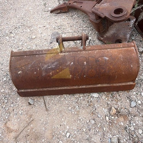 Cazo de Limpieza de 1200 mm con cabezal para enganche de Retrocargadora New Holland, Fiat Kobelco y CASE. En este precio no está calculado el transporte, nos tienen que facilitar los datos de envío para su valoración.