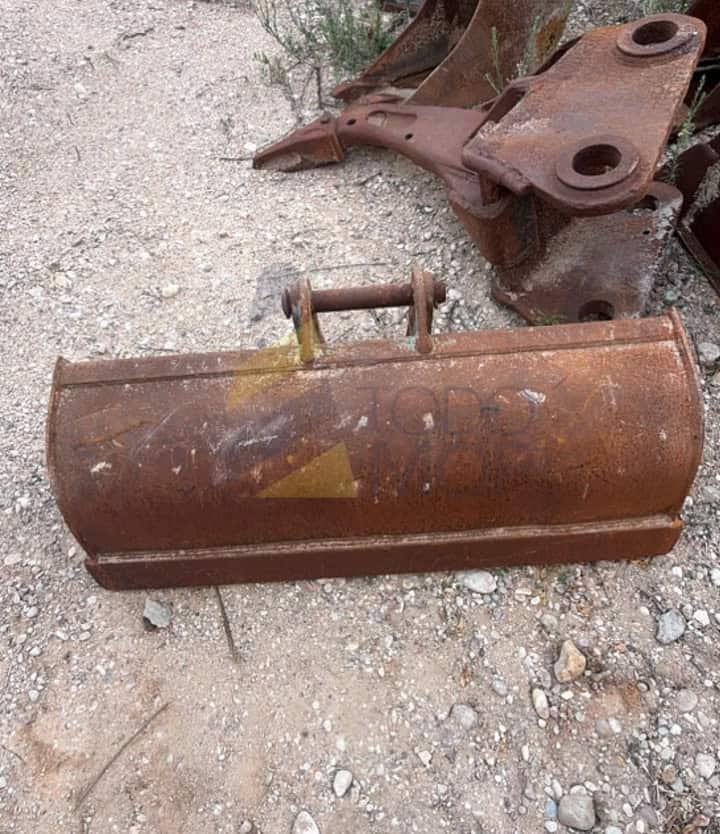Cazo de Limpieza de 1200 mm con cabezal para enganche de Retrocargadora New Holland, Fiat Kobelco y CASE. En este precio no está calculado el transporte, nos tienen que facilitar los datos de envío para su valoración.