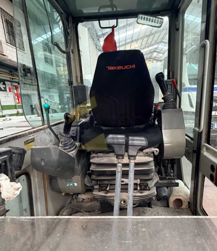 Excavadora TAKEUCHI, TB175, Año fabricación 2005, Horas: 6.000, equipada con enganche rápido hidráulico, tres instalaciones, potenciometro,cazo de 40, 80. Aire acondicionado. Maquinaria de Autónomo lista para trabajar.