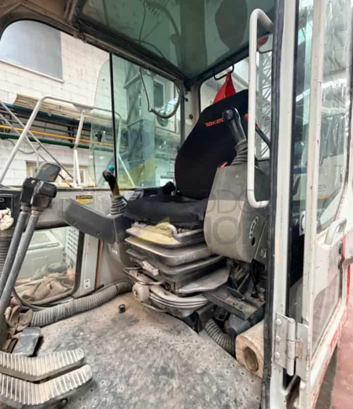 Excavadora TAKEUCHI, TB175, Año fabricación 2005, Horas: 6.000, equipada con enganche rápido hidráulico, tres instalaciones, potenciometro,cazo de 40, 80. Aire acondicionado. Maquinaria de Autónomo lista para trabajar.