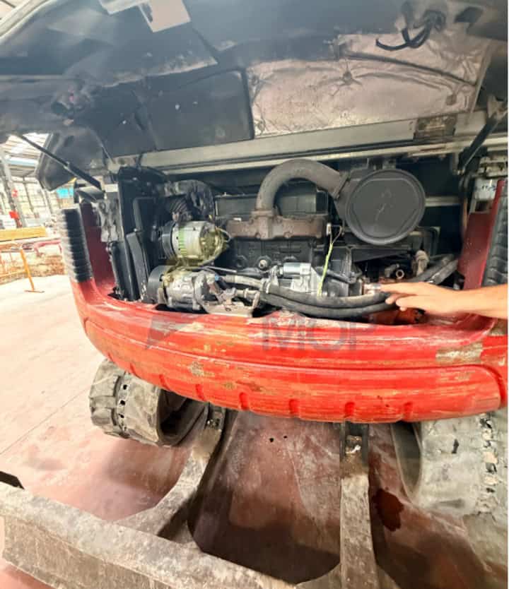 Excavadora TAKEUCHI, TB175, Año fabricación 2005, Horas: 6.000, equipada con enganche rápido hidráulico, tres instalaciones, potenciometro,cazo de 40, 80. Aire acondicionado. Maquinaria de Autónomo lista para trabajar.