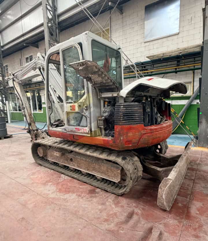 Excavadora TAKEUCHI, TB175, Año fabricación 2005, Horas: 6.000, equipada con enganche rápido hidráulico, tres instalaciones, potenciometro,cazo de 40, 80. Aire acondicionado. Maquinaria de Autónomo lista para trabajar.