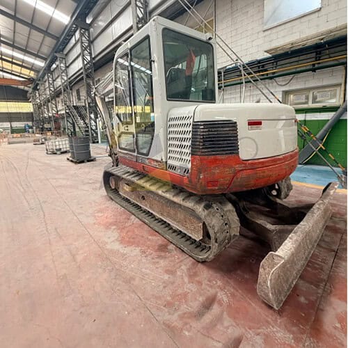 Excavadora TAKEUCHI, TB175, Año fabricación 2005, Horas: 6.000, equipada con enganche rápido hidráulico, tres instalaciones, potenciometro,cazo de 40, 80. Aire acondicionado. Maquinaria de Autónomo lista para trabajar.