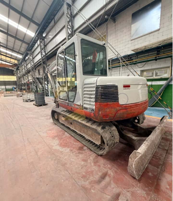 Excavadora TAKEUCHI, TB175, Año fabricación 2005, Horas: 6.000, equipada con enganche rápido hidráulico, tres instalaciones, potenciometro,cazo de 40, 80. Aire acondicionado. Maquinaria de Autónomo lista para trabajar.