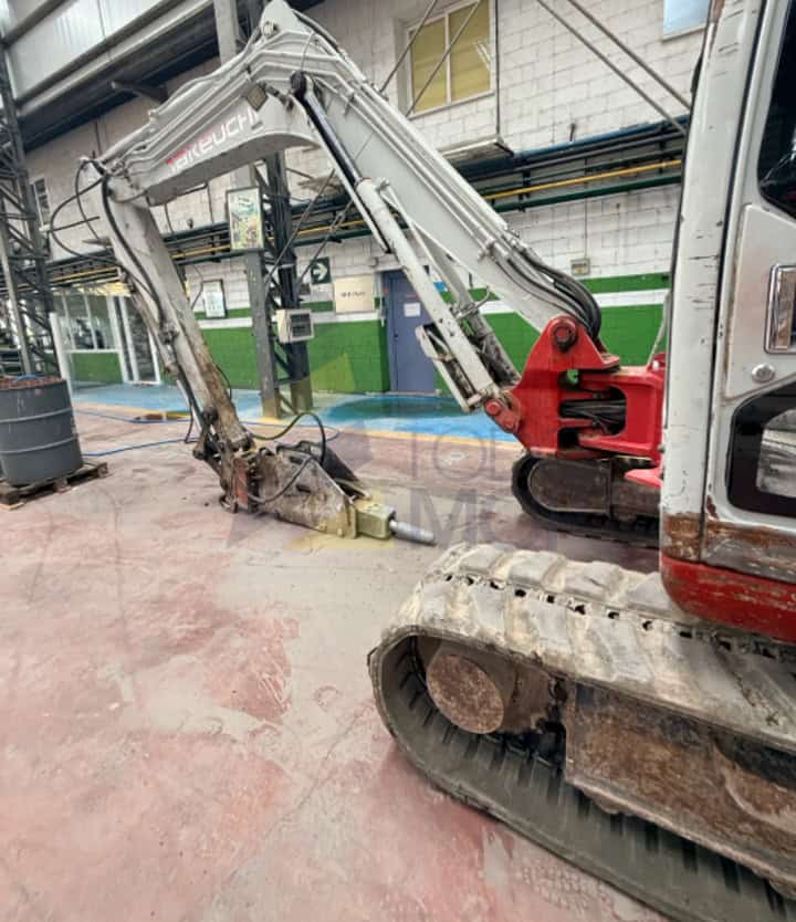 Excavadora TAKEUCHI, TB175, Año fabricación 2005, Horas: 6.000, equipada con enganche rápido hidráulico, tres instalaciones, potenciometro,cazo de 40, 80. Aire acondicionado. Maquinaria de Autónomo lista para trabajar.