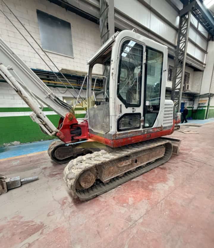 Excavadora TAKEUCHI, TB175, Año fabricación 2005, Horas: 6.000, equipada con enganche rápido hidráulico, tres instalaciones, potenciometro,cazo de 40, 80. Aire acondicionado. Maquinaria de Autónomo lista para trabajar.