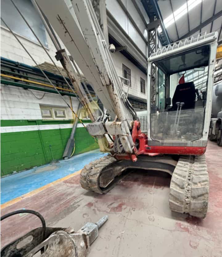 Excavadora TAKEUCHI, TB175, Año fabricación 2005, Horas: 6.000, equipada con enganche rápido hidráulico, tres instalaciones, potenciometro,cazo de 40, 80. Aire acondicionado. Maquinaria de Autónomo lista para trabajar.
