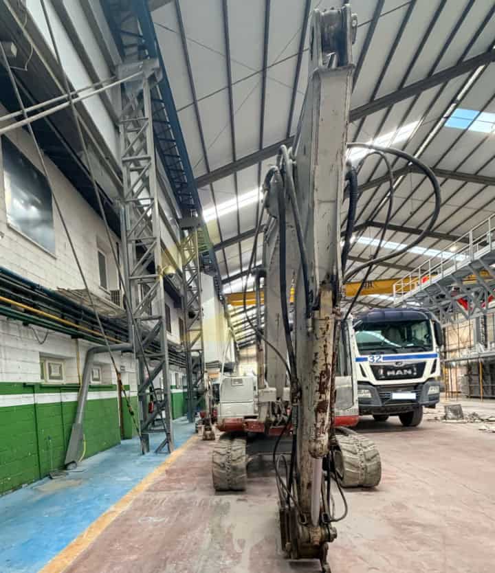 Excavadora TAKEUCHI, TB175, Año fabricación 2005, Horas: 6.000, equipada con enganche rápido hidráulico, tres instalaciones, potenciometro,cazo de 40, 80. Aire acondicionado. Maquinaria de Autónomo lista para trabajar.