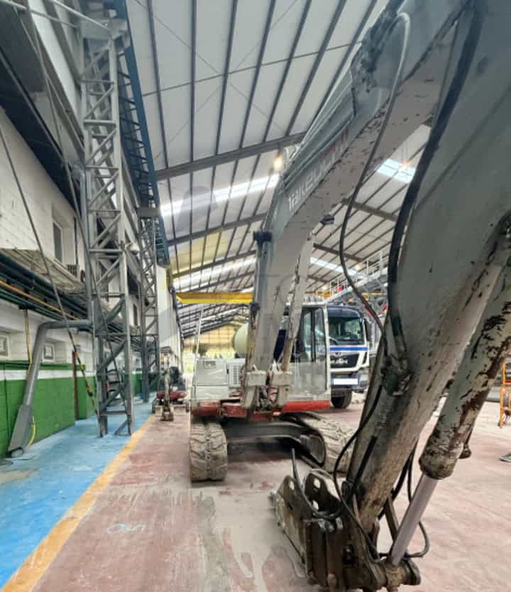 Excavadora TAKEUCHI, TB175, Año fabricación 2005, Horas: 6.000, equipada con enganche rápido hidráulico, tres instalaciones, potenciometro,cazo de 40, 80. Aire acondicionado. Maquinaria de Autónomo lista para trabajar.