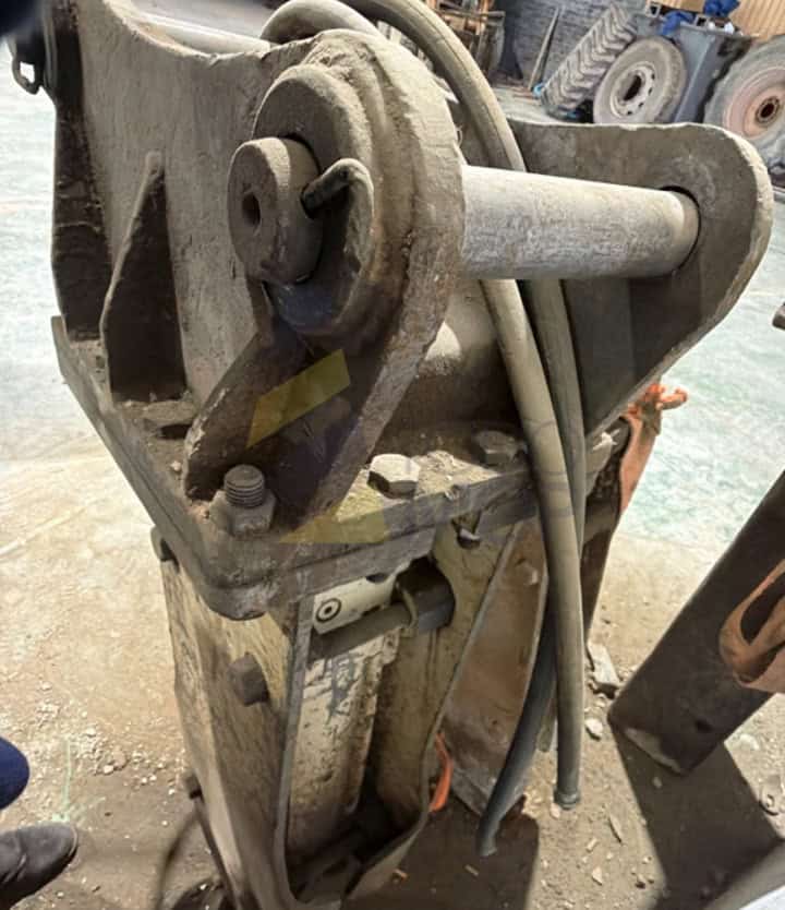 Martillo FURUKAWA F5 con cabezal para NEW HOLLAND, CASE y FIAT KOBELCO. Peso operativo: 245 Kg, Golpes por minuto: 500, Peso de máquina portadora: 4-7 Tn