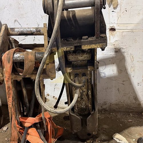 Martillo  FURUKAWA F5 con cabezal para NEW HOLLAND, CASE y FIAT KOBELCO. Peso operativo: 245 Kg, Golpes por minuto: 500, Peso de máquina portadora: 4-7 Tn