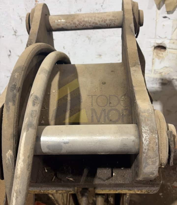 Martillo FURUKAWA F5 con cabezal para NEW HOLLAND, CASE y FIAT KOBELCO. Peso operativo: 245 Kg, Golpes por minuto: 500, Peso de máquina portadora: 4-7 Tn