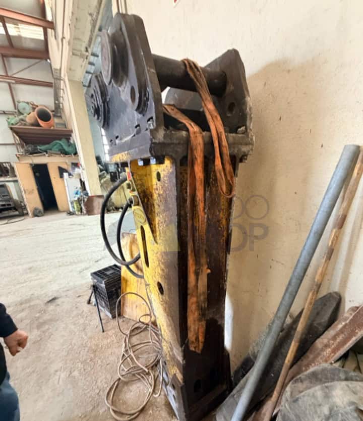 Martillo HANWOO RHB320 acoplado en CATERPILLAR 322. Peso: 1564 Kg. Peso de máquina portadora: 16 a 25 Tn. Diámetro puntero: 124-125 mm