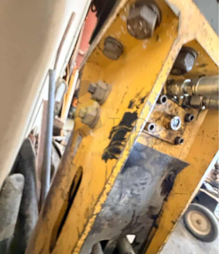 Martillo HANWOO RHB320 acoplado en CATERPILLAR 322. Peso: 1564 Kg. Peso de máquina portadora: 16 a 25 Tn. Diámetro puntero: 124-125 mm