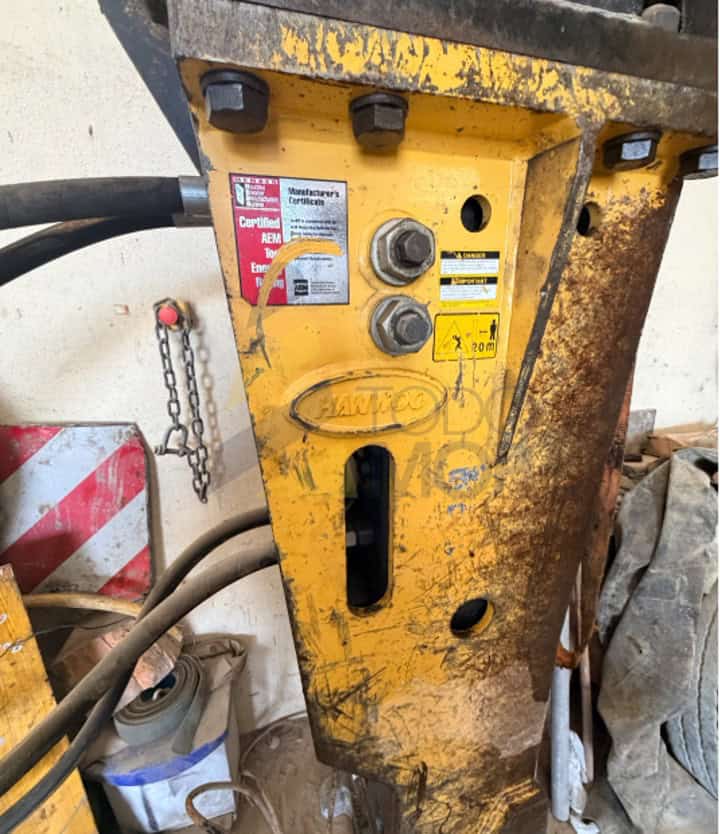 Martillo HANWOO RHB320 acoplado en CATERPILLAR 322. Peso: 1564 Kg. Peso de máquina portadora: 16 a 25 Tn. Diámetro puntero: 124-125 mm