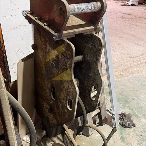 Martillo HUPPI 402 acoplado en TAKEUCHI TB175/TB290/TB295W/TB280FR. Peso operativo: 479 Kg, Golpes por minuto: 550-1000, Peso de máquina portadora: 7-10 Tn.