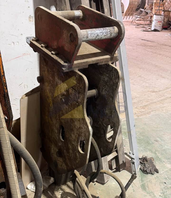 Martillo HUPPI 402 acoplado en TAKEUCHI TB175/TB290/TB295W/TB280FR. Peso operativo: 479 Kg, Golpes por minuto: 550-1000, Peso de máquina portadora: 7-10 Tn.