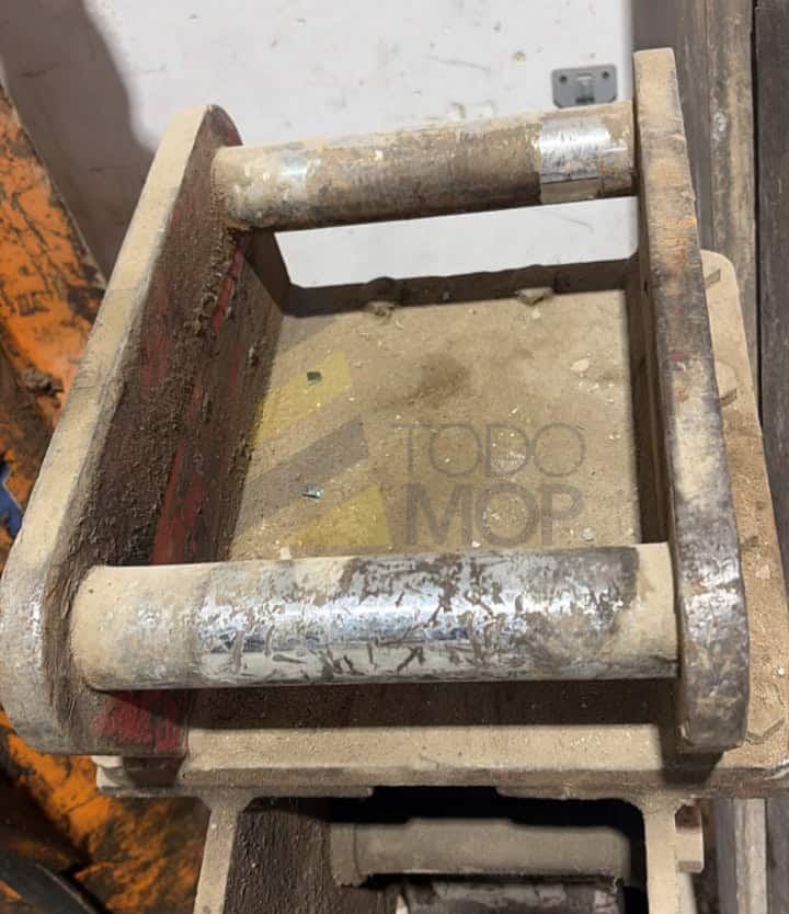 Martillo HUPPI 402 acoplado en TAKEUCHI TB175/TB290/TB295W/TB280FR. Peso operativo: 479 Kg, Golpes por minuto: 550-1000, Peso de máquina portadora: 7-10 Tn.