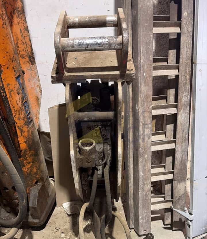 Martillo HUPPI 402 acoplado en TAKEUCHI TB175/TB290/TB295W/TB280FR. Peso operativo: 479 Kg, Golpes por minuto: 550-1000, Peso de máquina portadora: 7-10 Tn.