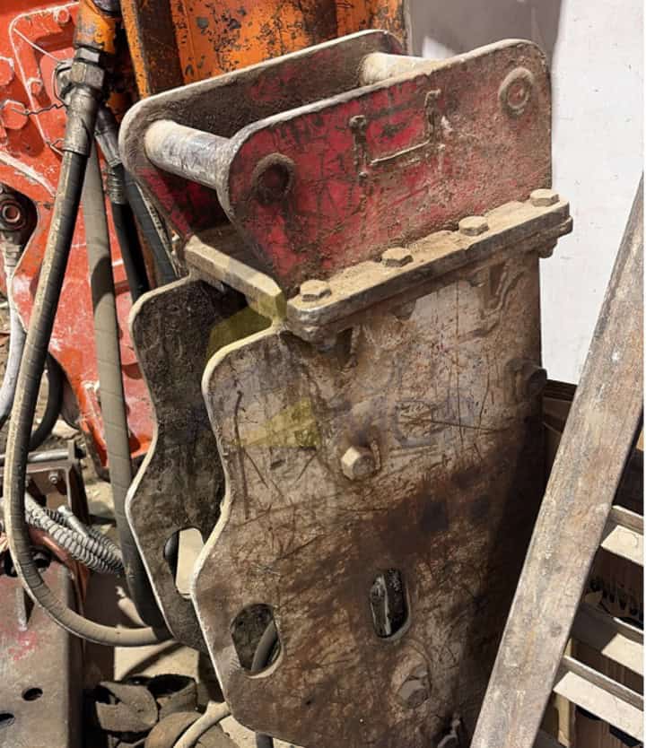 Martillo HUPPI 402 acoplado en TAKEUCHI TB175/TB290/TB295W/TB280FR. Peso operativo: 479 Kg, Golpes por minuto: 550-1000, Peso de máquina portadora: 7-10 Tn.