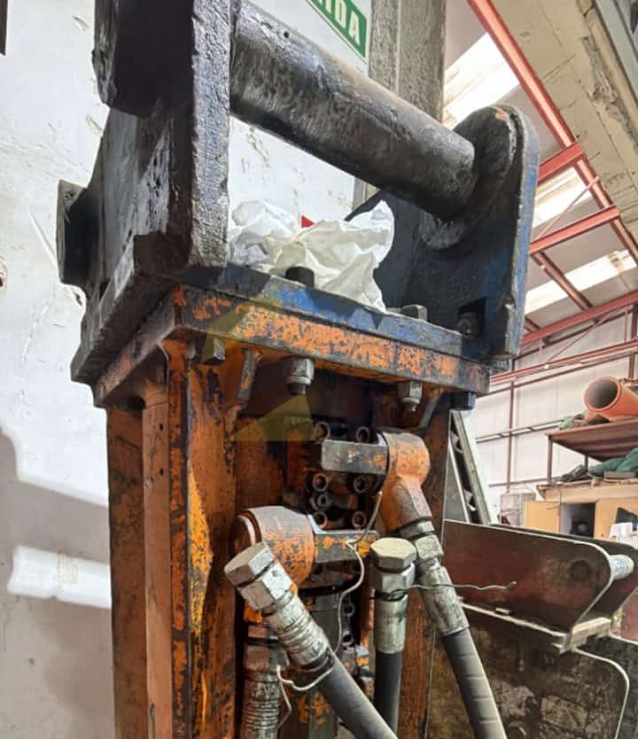 Martillo TABE MT12 con cabezal para SANSUMG e HYUNDAI. Peso operativo: 1250 Kg, Máquina portadora: 15-23 Tn, Golpes por minuto: 400-800 B