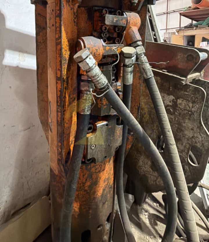 Martillo TABE MT12 con cabezal para SANSUMG e HYUNDAI. Peso operativo: 1250 Kg, Máquina portadora: 15-23 Tn, Golpes por minuto: 400-800 B