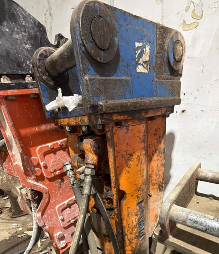 Martillo TABE MT12 con cabezal para SANSUMG e HYUNDAI. Peso operativo: 1250 Kg, Máquina portadora: 15-23 Tn, Golpes por minuto: 400-800 B