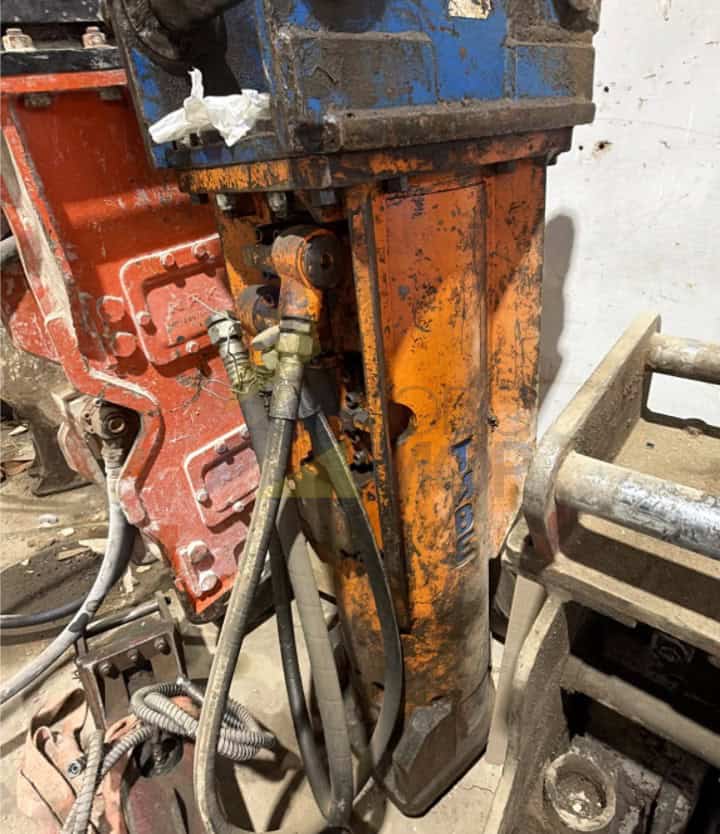 Martillo  TABE MT12 con cabezal para SANSUMG e HYUNDAI. Peso operativo: 1250 Kg, Máquina portadora: 15-23 Tn, Golpes por minuto: 400-800 B